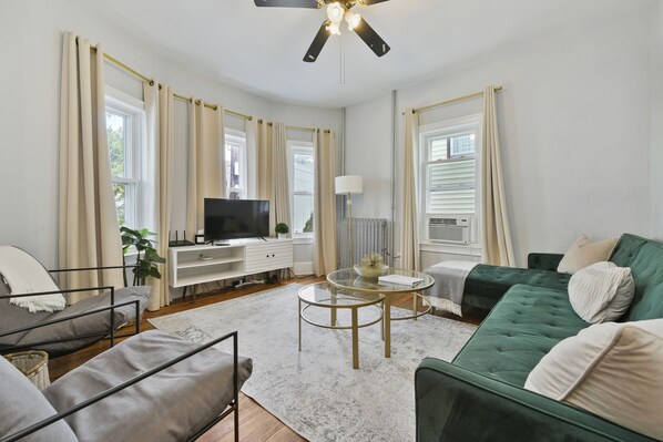 Smart TV - The Maverick - Luxurious Apartment - Near Airport/Downtown - Free Parking! (Chelsea)