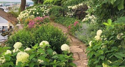 Harbor & Hearth a Modern Lakefront Condo w/ Pool, Spa & Dining On The Lake