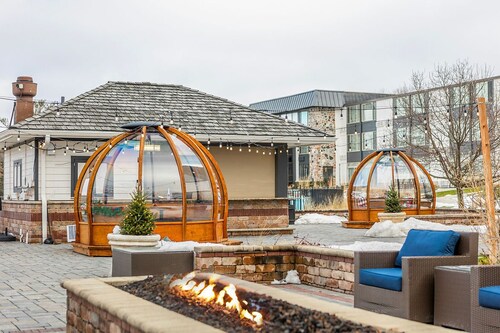 Modern Lakefront Condo, Weekly Stays Welcome, Work & Relax by the Lake