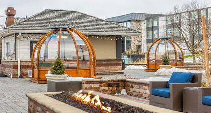 Modern Lakefront Condo, Weekly Stays Welcome, Work & Relax by the Lake