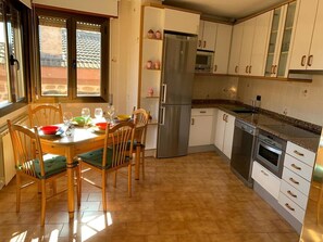 Mikrobølgeovn, oppvaskmaskin, kaffetrakter/tekoker og kjøkkenutstyr