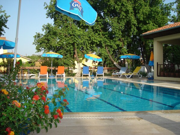 En säsongsöppen utomhuspool