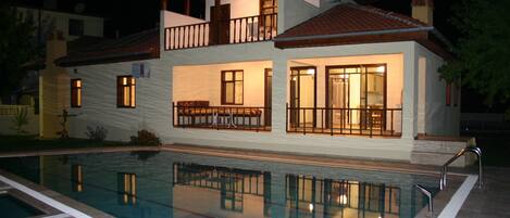 Vista frontal de la propiedad