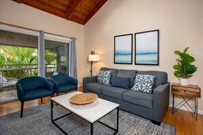 Smart TV - Modern Kihei Resort 2 Bedroom, 2 Bath Condo with AC - Steps to the Beach (Kihei)