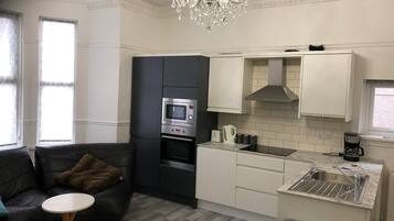 Apartemen Superior | Dapur pribadi | Oven, kompor, mesin pencuci piring, dan ketel listrik