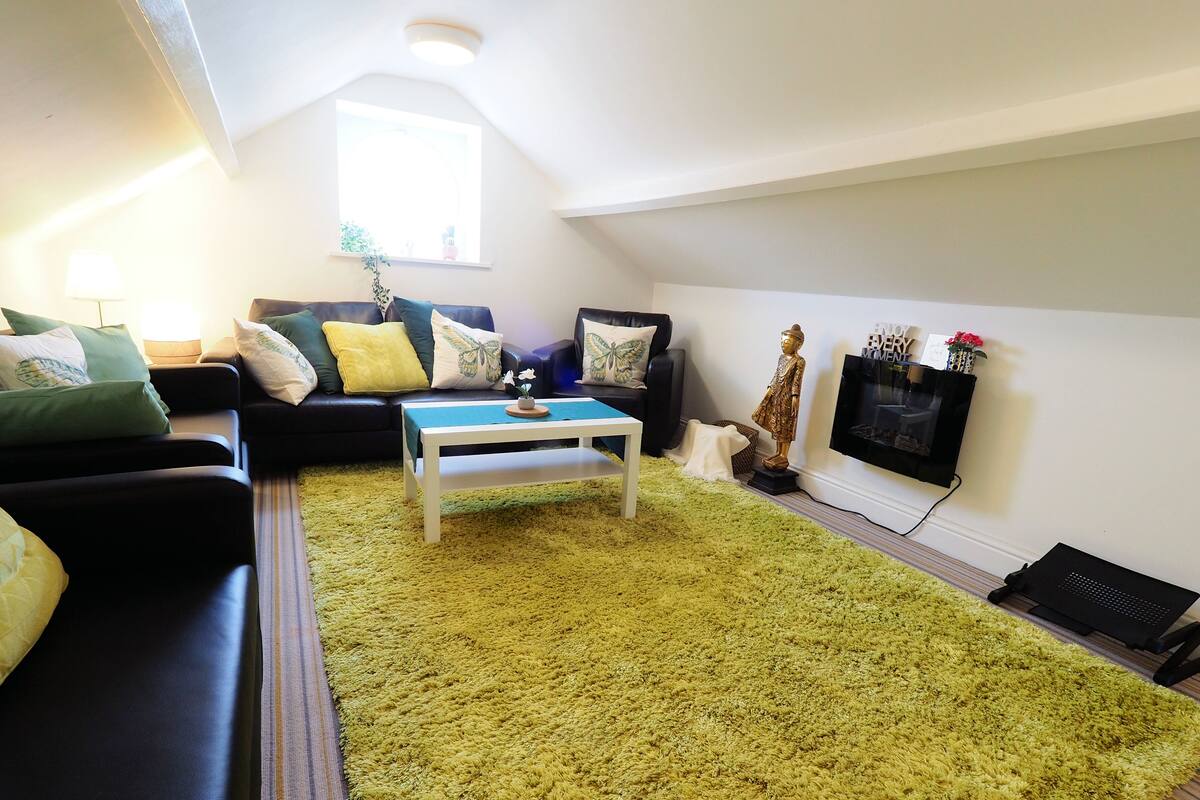 Business-Apartment | Wohnzimmer | 50-Zoll-Smart-TV mit Premium-TV-Sendern, Fernseher, Netflix