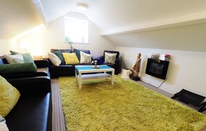 Business Apartment | Living room | 50-inch Smart TV with premium channels, TV, Netflix - Clive Lodge Apartments (Cardiff)