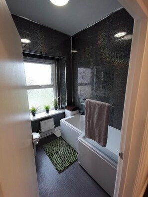 Deluxe Apartment | Bathroom | Combined shower/tub, free toiletries, hair dryer, bathrobes
