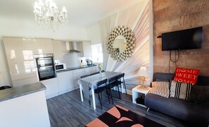 Deluxe Apartment | Private kitchen | Oven, stovetop, dishwasher, electric kettle - Clive Lodge Apartments (Cardiff)