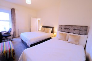 Deluxe Apartment | Individually decorated, individually furnished, desk, laptop workspace - Clive Lodge Apartments (Cardiff)