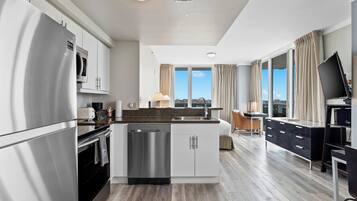 Kühlschrank, Mikrowelle, Ofen, Herdplatte