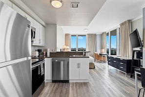 Kjøleskap, mikrobølgeovn, ovn og kokeplater