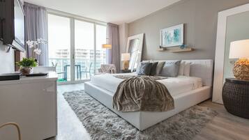 Zimmersafe, Schreibtisch, Bügeleisen/Bügelbrett, Reisekinderbett