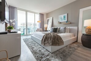 Zimmersafe, Schreibtisch, Bügeleisen/Bügelbrett, Reisekinderbett