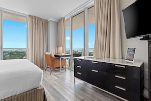 Safe på rommet, skrivebord, strykejern/-brett og reiseseng for barn