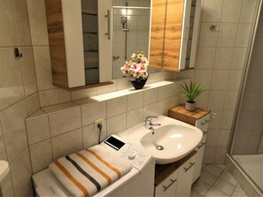 Shower, hair dryer, towels, soap - Oberstaufen Plus, WLAN, parking space, balcony, washing machine, 108 cm Smart TV (Steibis)
