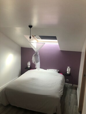 6 bedrooms, desk, iron/ironing board, bed sheets