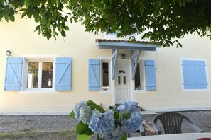 Exterior detail - LA MAISON BLEUE FAMILIALE: a peaceful place to recharge your batteries, and for children too (Le Leuy)