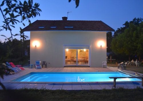 Huis omgeven door de natuur met zwembad en slaapzalen