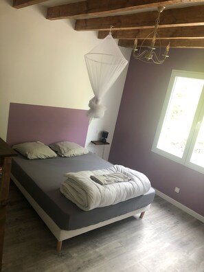 6 habitaciones, escritorio y tabla de planchar con plancha 