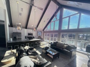 Smart-tv, een open haard en een dvd-speler