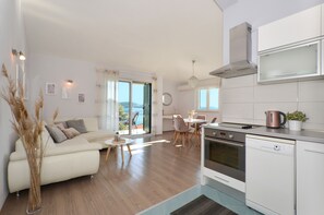 Apartemen Desain, 1 kamar tidur, pemandangan laut, menghadap laut | Dapur pribadi | Microwave, ketel listrik, pemanggang roti, dan lemari pembeku
