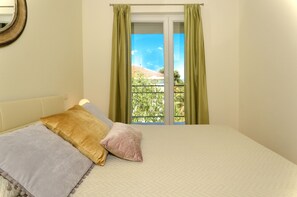 全景公寓 | 1 多间卧室、办公桌、隔音、熨斗/熨板