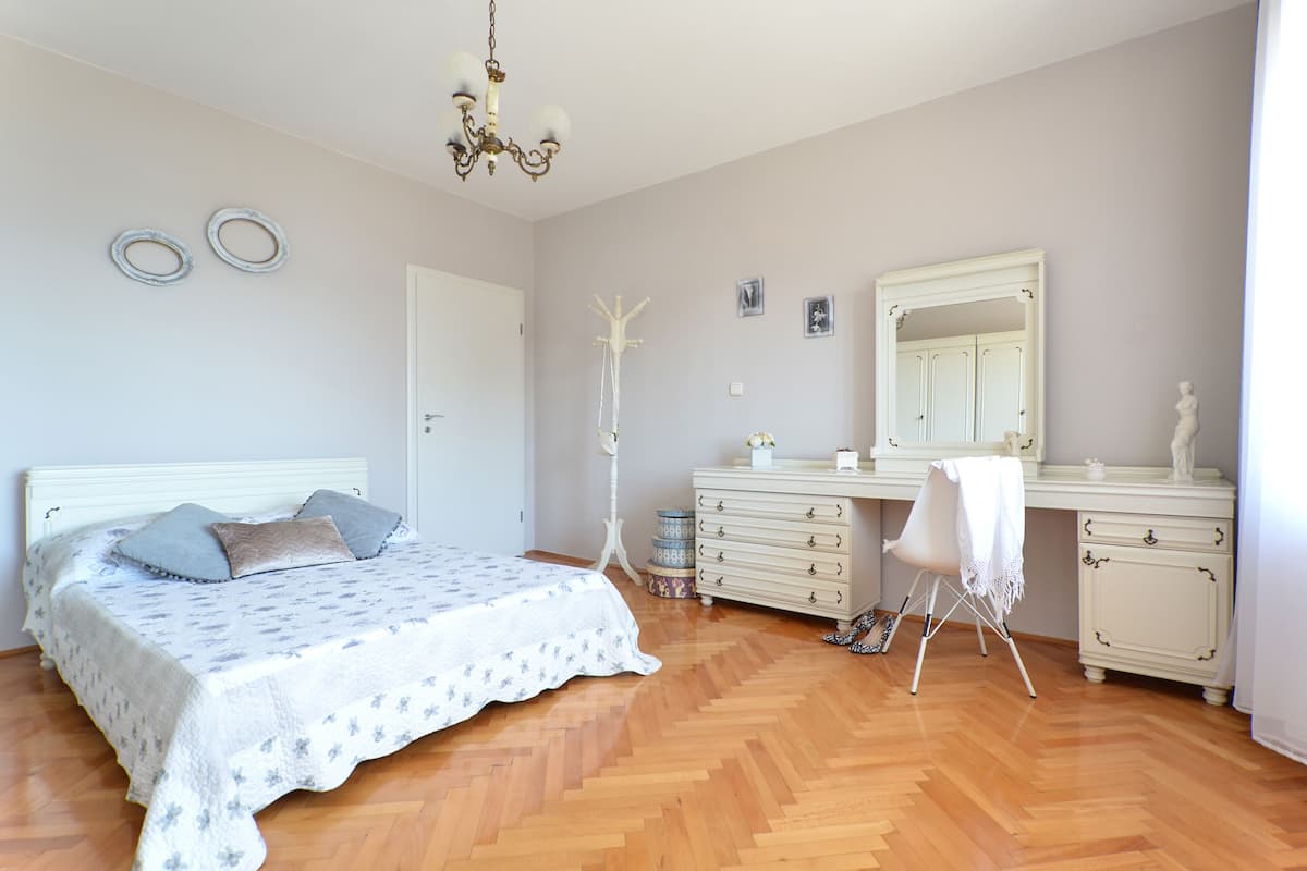 Klassiek appartement | 1 slaapkamer, een bureau, geluiddichte muren