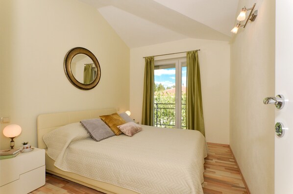 全景公寓 | 1 多间卧室、办公桌、隔音、熨斗/熨板