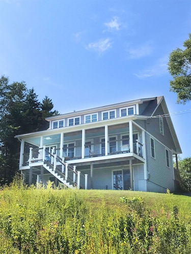 Lowell's Getaway.  Kayaking, beaches, dining and AC from this water view home.