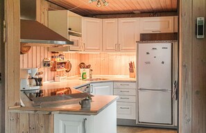 Refrigerador, parrilla de estufa, lavavajillas y cafetera y tetera 