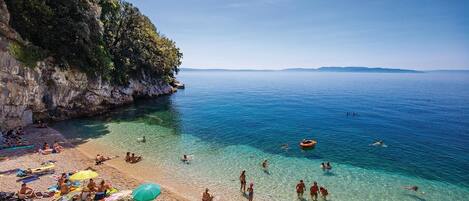 Una spiaggia nelle vicinanze
