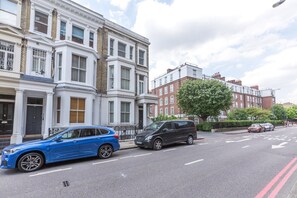 2 عدّة غرف نوم وخدمة الإنترنت