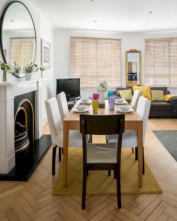 3 bedrooms, desk - 3-bedroom Apartment Lancaster Gate (London)