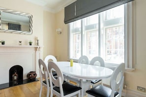 5 bedrooms, free cribs/infant beds - 5-bedroom Next to Selfridges (London)