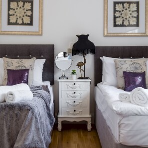 2 bedrooms, bed sheets - Designer 2-bed 2-bath Behind Selfridges (London)