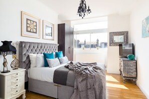 2 bedrooms, bed sheets - Designer 2-bed 2-bath Behind Selfridges (London)