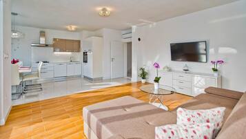 Fernseher, Tischtennisplatte