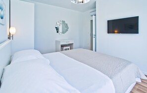 3 bedrooms, travel cot, free WiFi, bed sheets