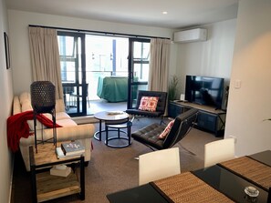 Smart-TV, Bücher, Stereoanlage