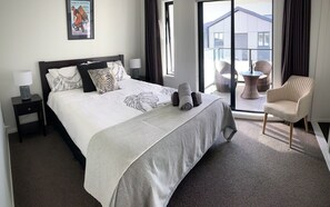 3 bedrooms, iron/ironing board, travel cot, free WiFi - Hidden City Townhouse - short walk to Harbour (Auckland)
