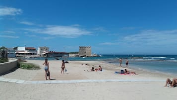 På stranden