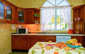 Een koelkast, een kookplaat, een vaatwasser