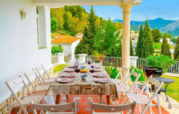 Outdoor dining