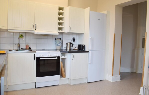 Kylskåp, mikrovågsugn, spishäll och diskmaskin