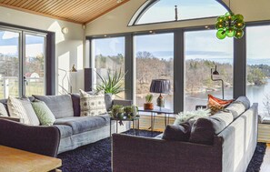 Fireplace - 4 bedroom cozy home in Trångsund (Trångsund)