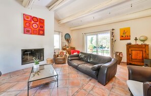 Kamin, Tischtennisplatte, Stereoanlage