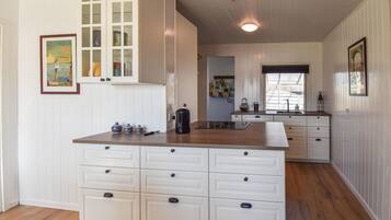 Frigorífico, placa de cocina, lavavajillas y cafetera o tetera