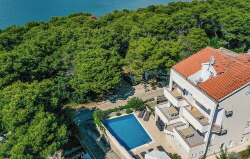 8 bedroom gorgeous home in Okrug Donji