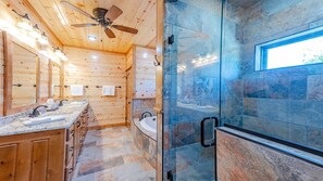 Badewanne, Haartrockner, Handtücher, Seife